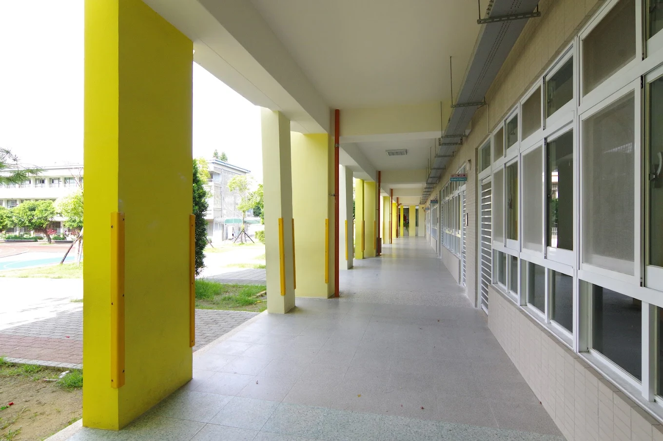 A sunny yellow-columned corridor at Tachu Elementary 大竹國小黃色廊柱走廊