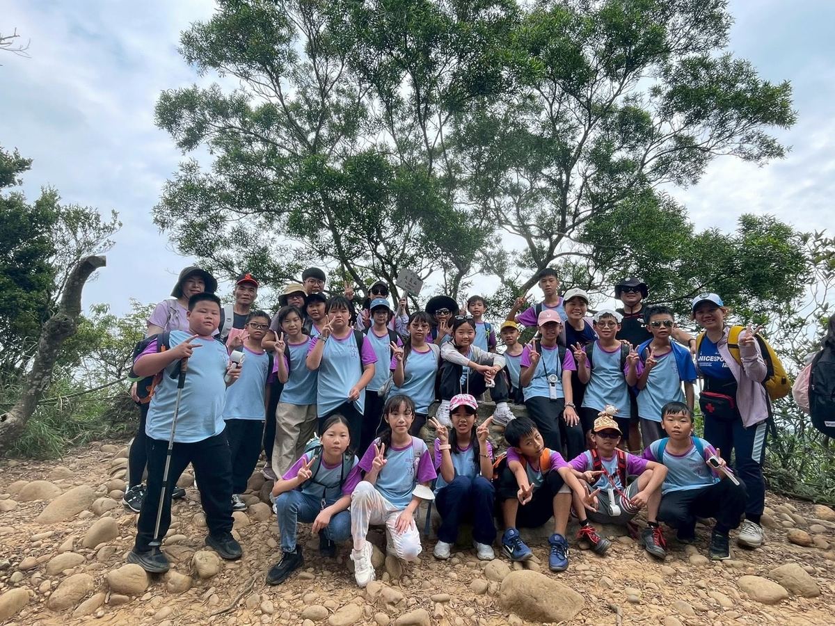 Tachu students posing at the summit during a mountain hike 大竹學生登頂合影