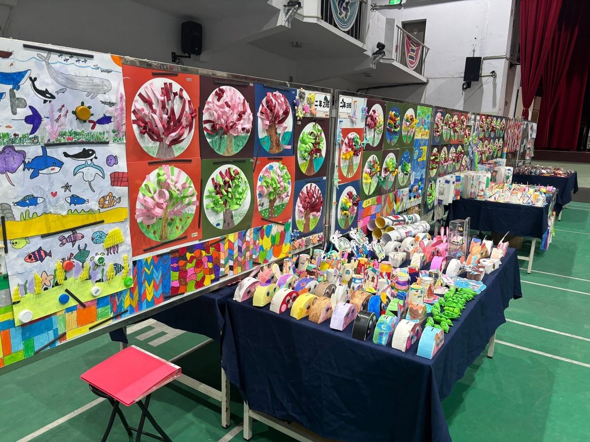 Tachu students' paintings and craftwork on display at the student art exhibition 大竹學生美展作品展示