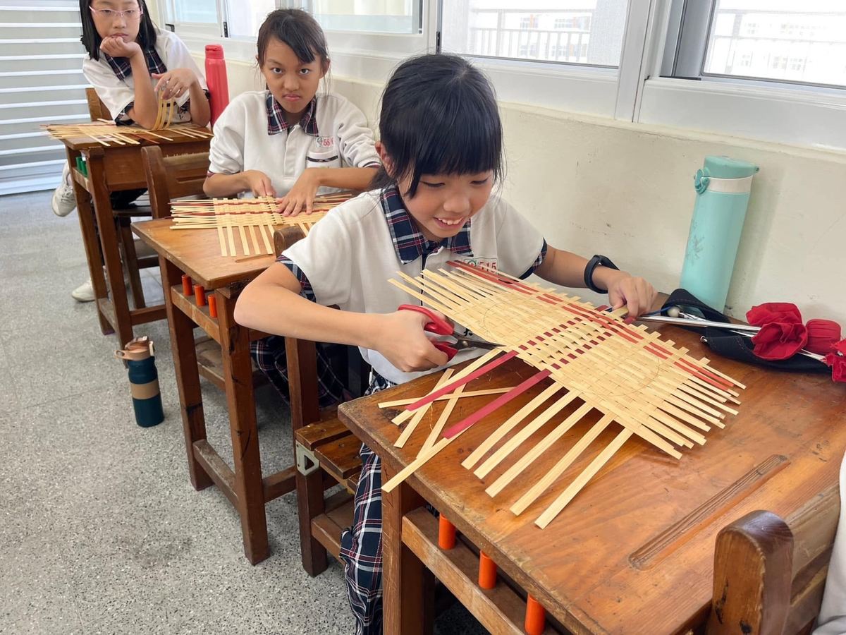 Tachu students weaving bamboo strips together in the calligraphy and craft club 大竹學生在社團課編織竹片