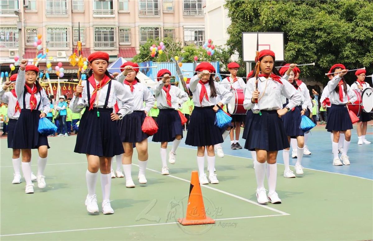 Tachu's flower-drum baton team marching in formation with drums and batons 大竹花鼓棒隊隊伍表演