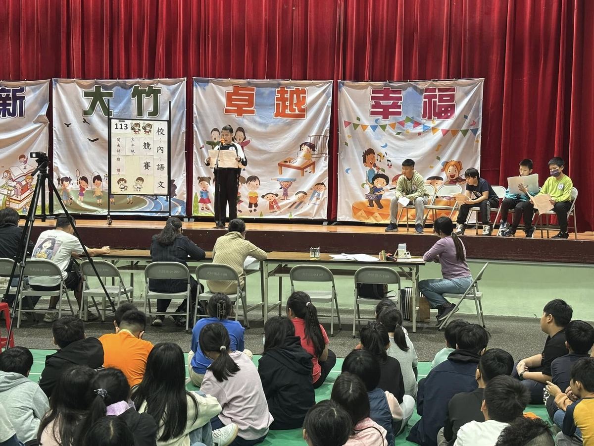 A Tachu student reciting on stage at the school language-arts contest 大竹學生於校內語文競賽舞台朗讀