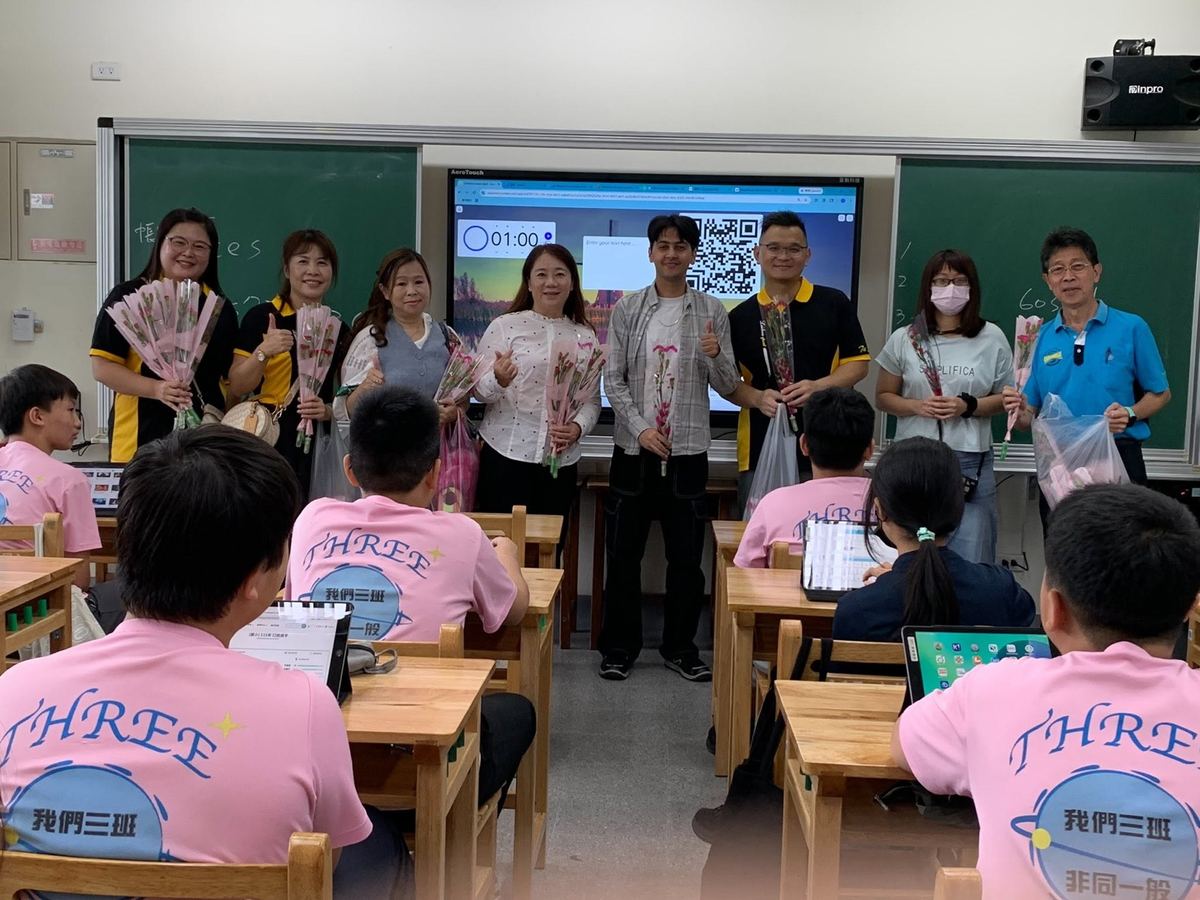Tachu students presenting carnations to mothers and staff for Mother's Day 大竹學生獻上康乃馨慶祝母親節
