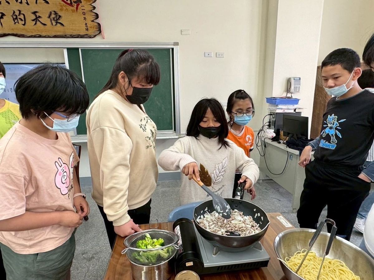 Tachu students cooking with vegetables they grew in the school garden 大竹學生用自種蔬菜下廚
