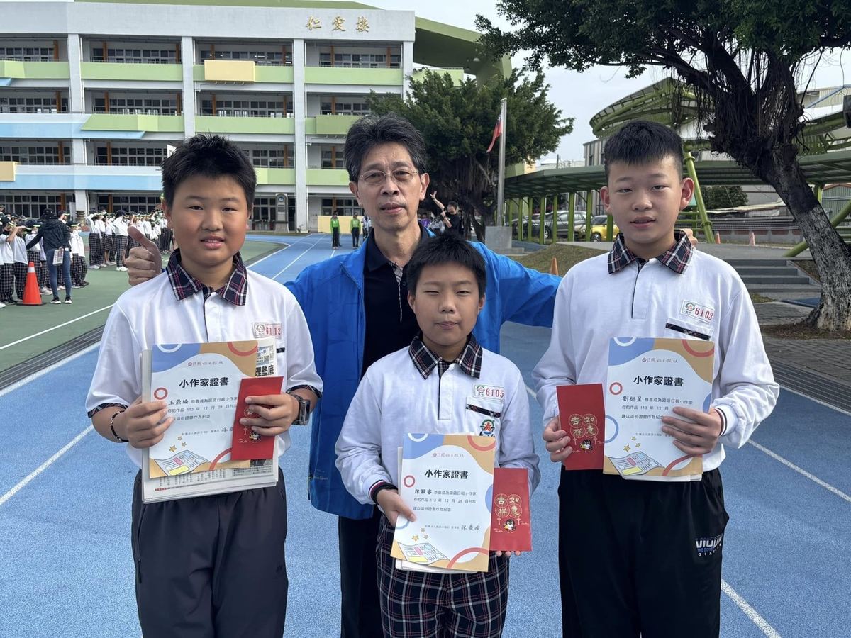 Principal Huang with student writers holding their Mandarin Daily News certificates 黃校長與獲頒國語日報小作家證書的學生合影
