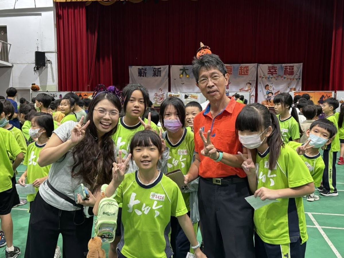 Principal Huang celebrating Halloween with students in costume 黃校長與扮裝學生共度萬聖節
