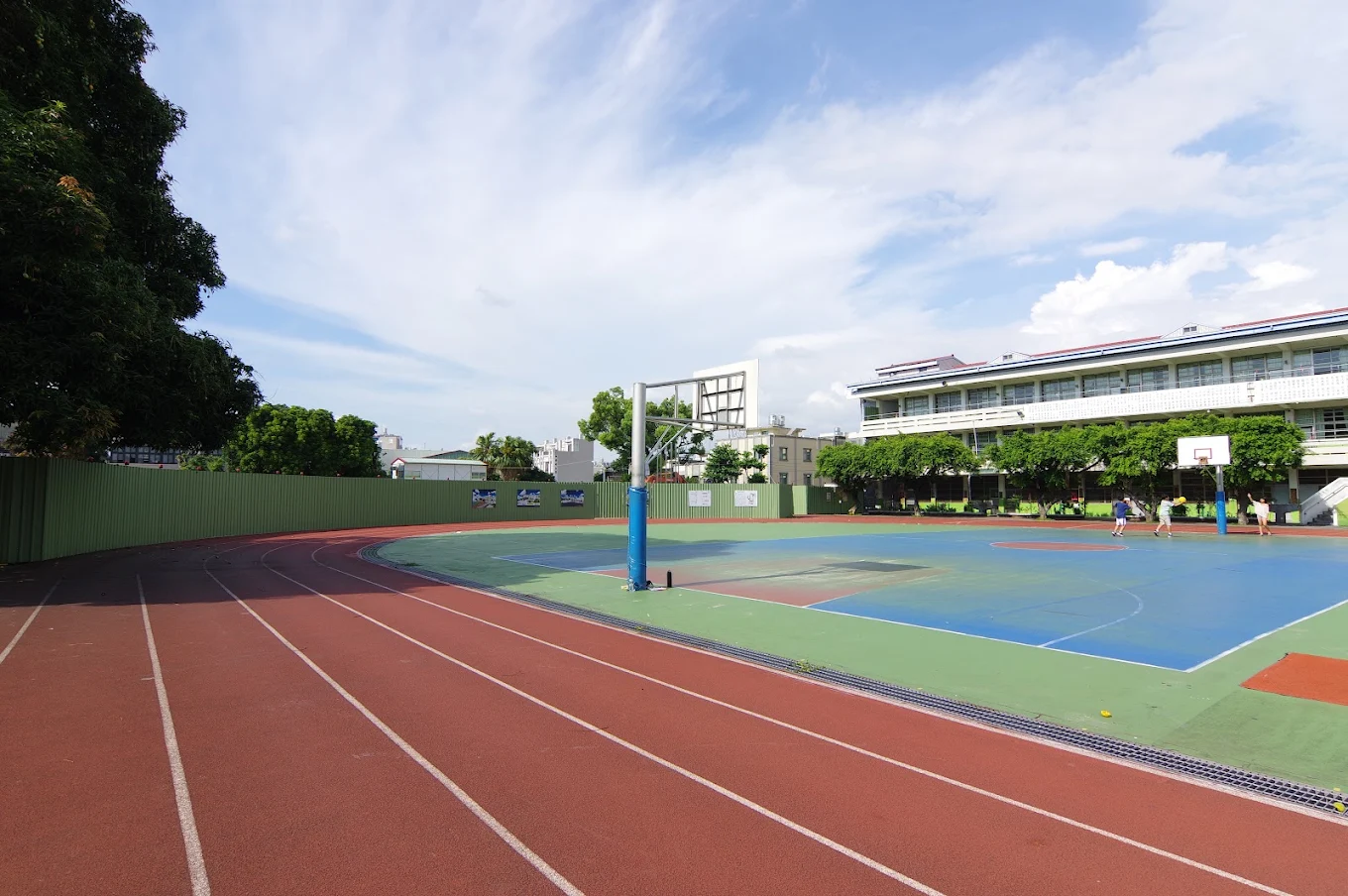 Tachu's running track and basketball court 大竹國小跑道與籃球場