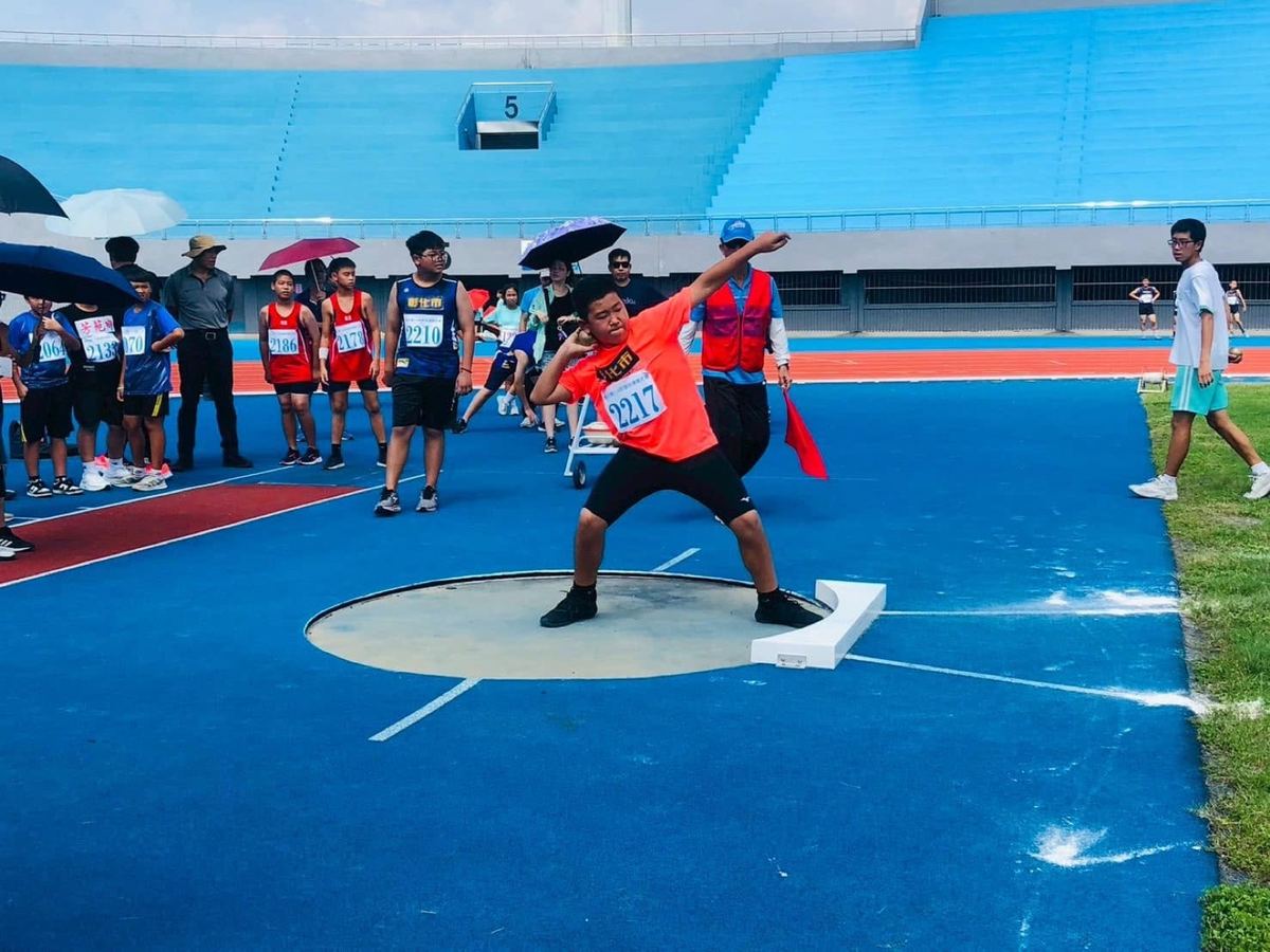 Tachu student competing in a track and field meet 大竹國小學生參加田徑賽事