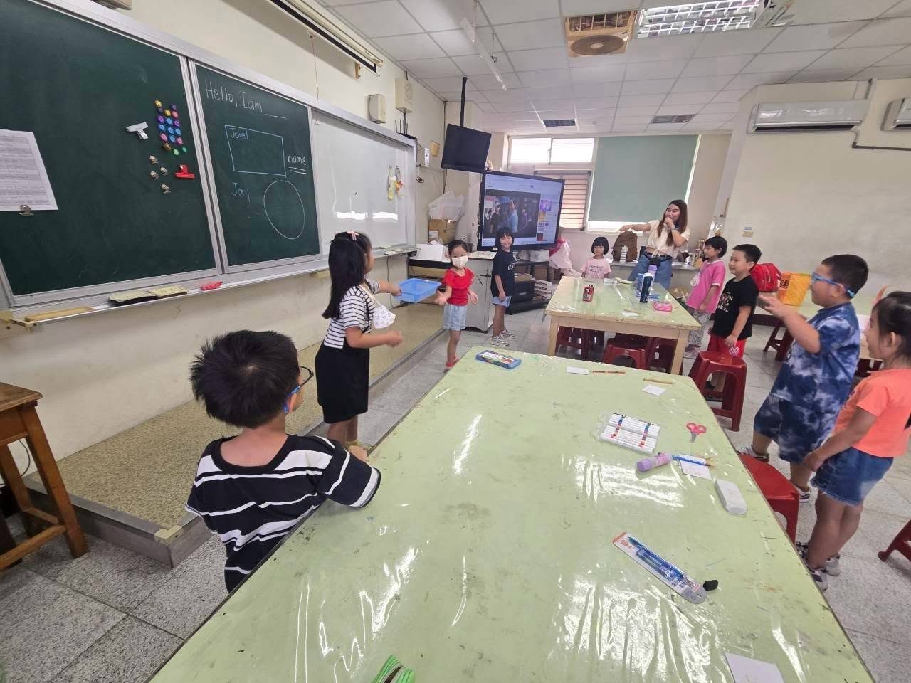 外師 Jovel 老師帶領新生在教室進行雙語遊戲