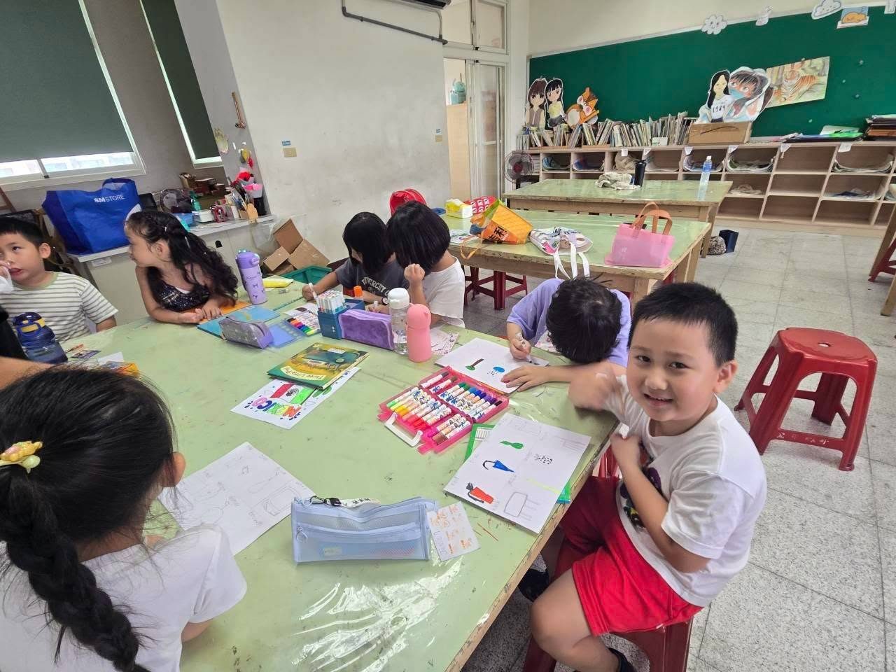 孩子們圍桌著色與做紙動物手作