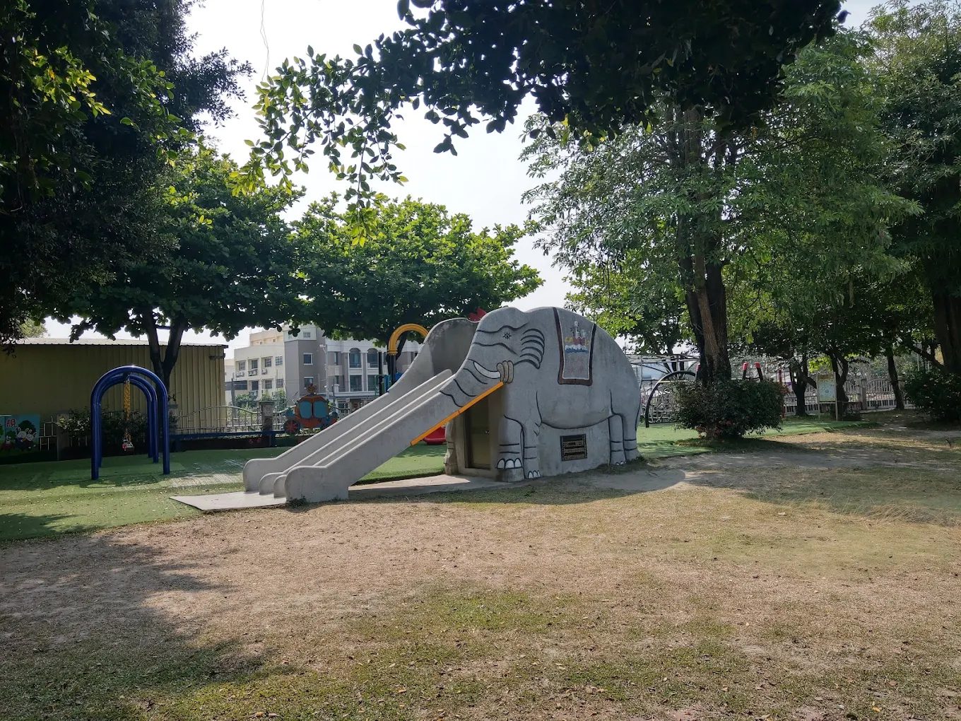 太平國小校園遊戲區大象溜滑梯