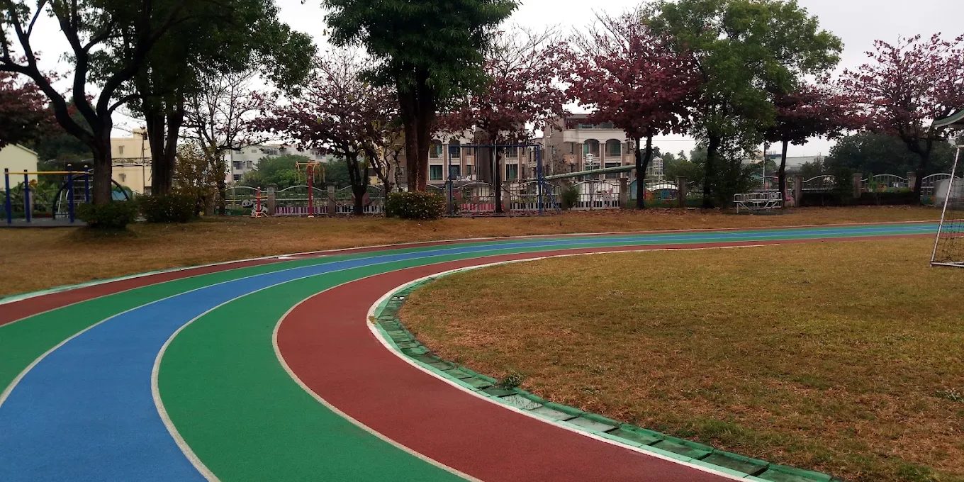 太平國小彩虹跑道與春天的花樹