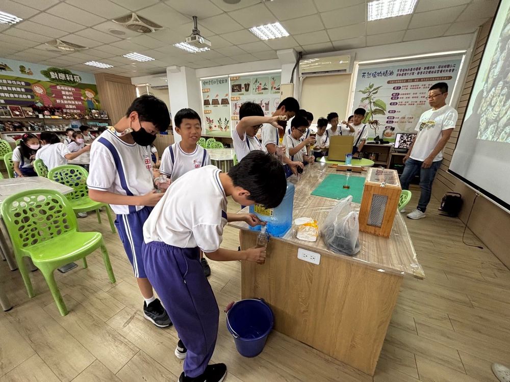 田中國小學生排隊在職探中心動手分裝蜂蜜