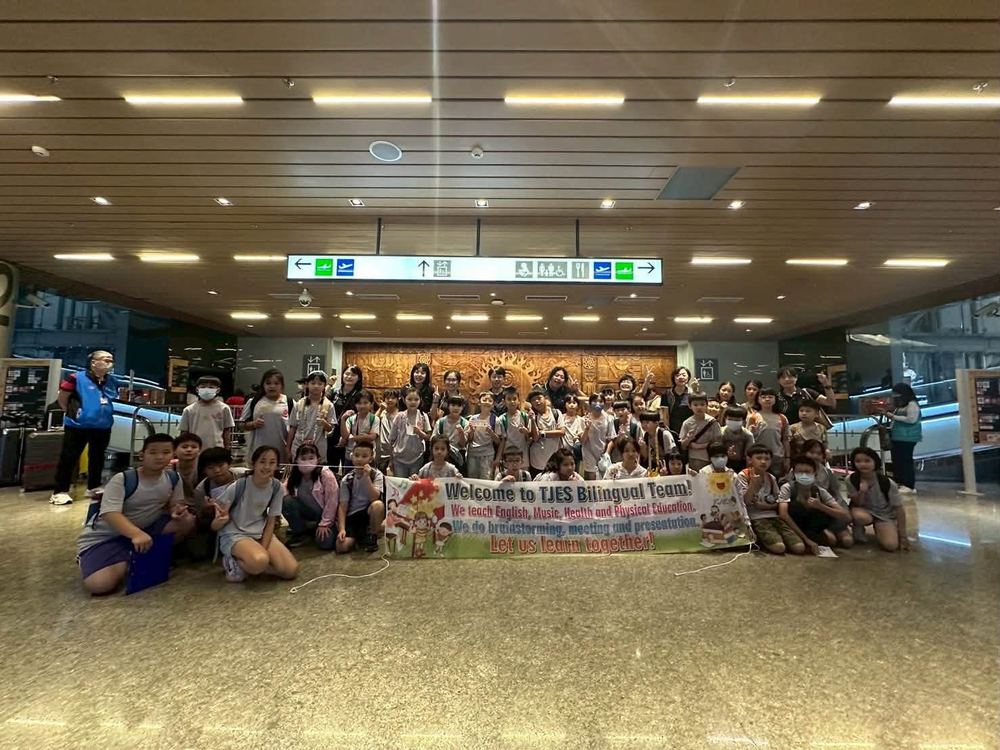 田中國小英語夏令營學生在桃園國際機場合影
