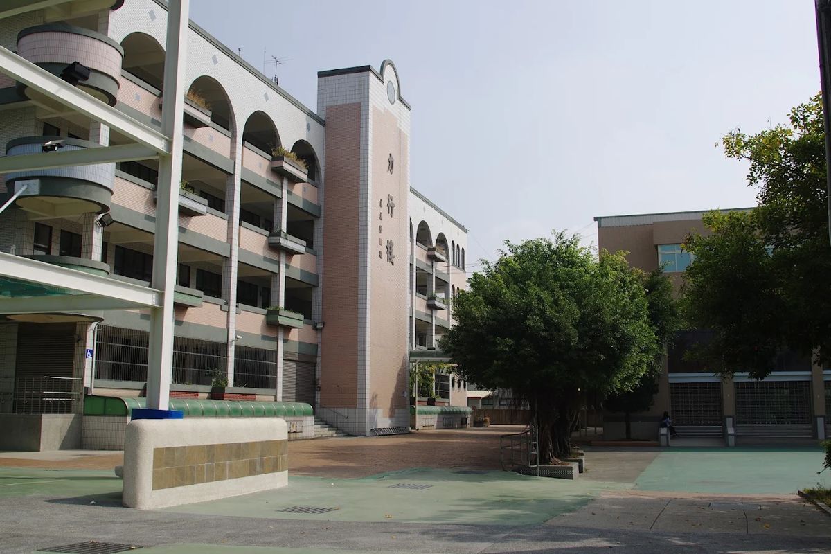田中國小力行樓與榕樹中庭