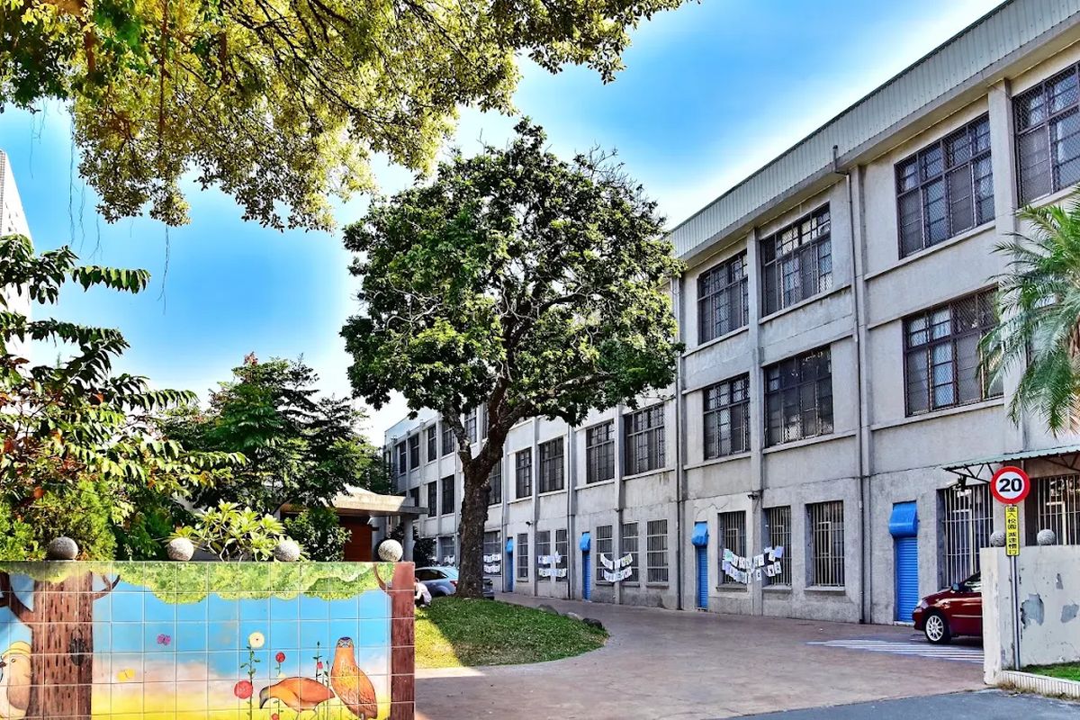 田中國小校園彩繪牆與老校舍
