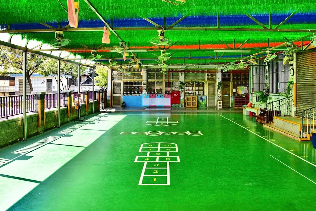 田中國小遮陽棚下的綠色遊戲場與跳房子地墊