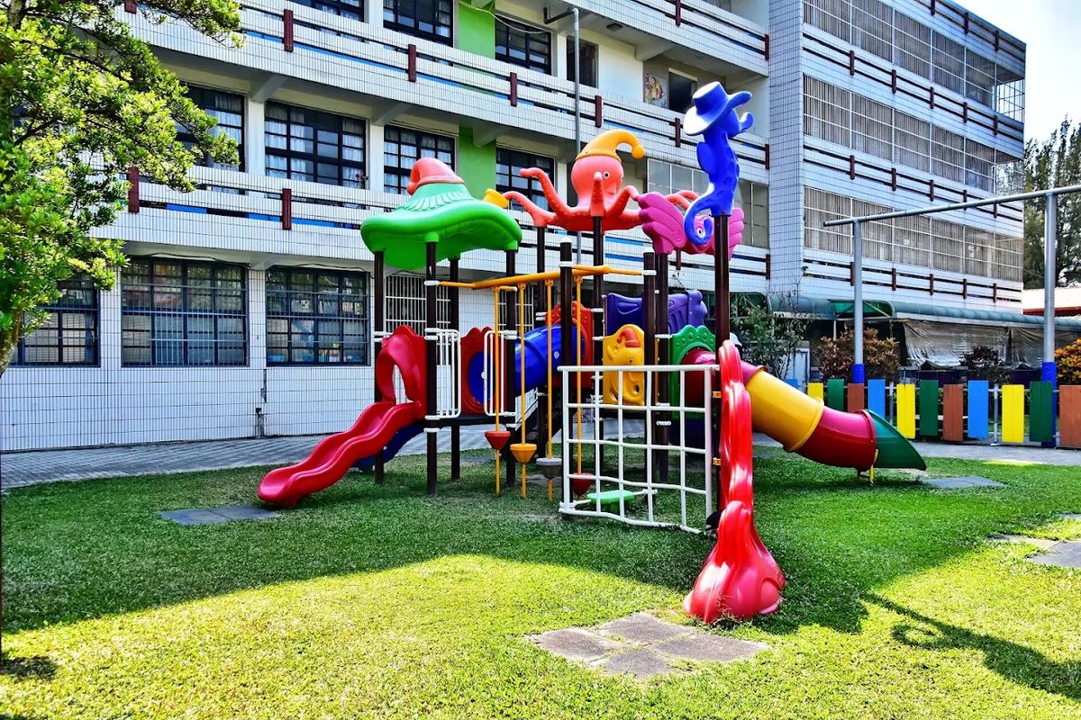 田中國小色彩繽紛的章魚造型遊戲場