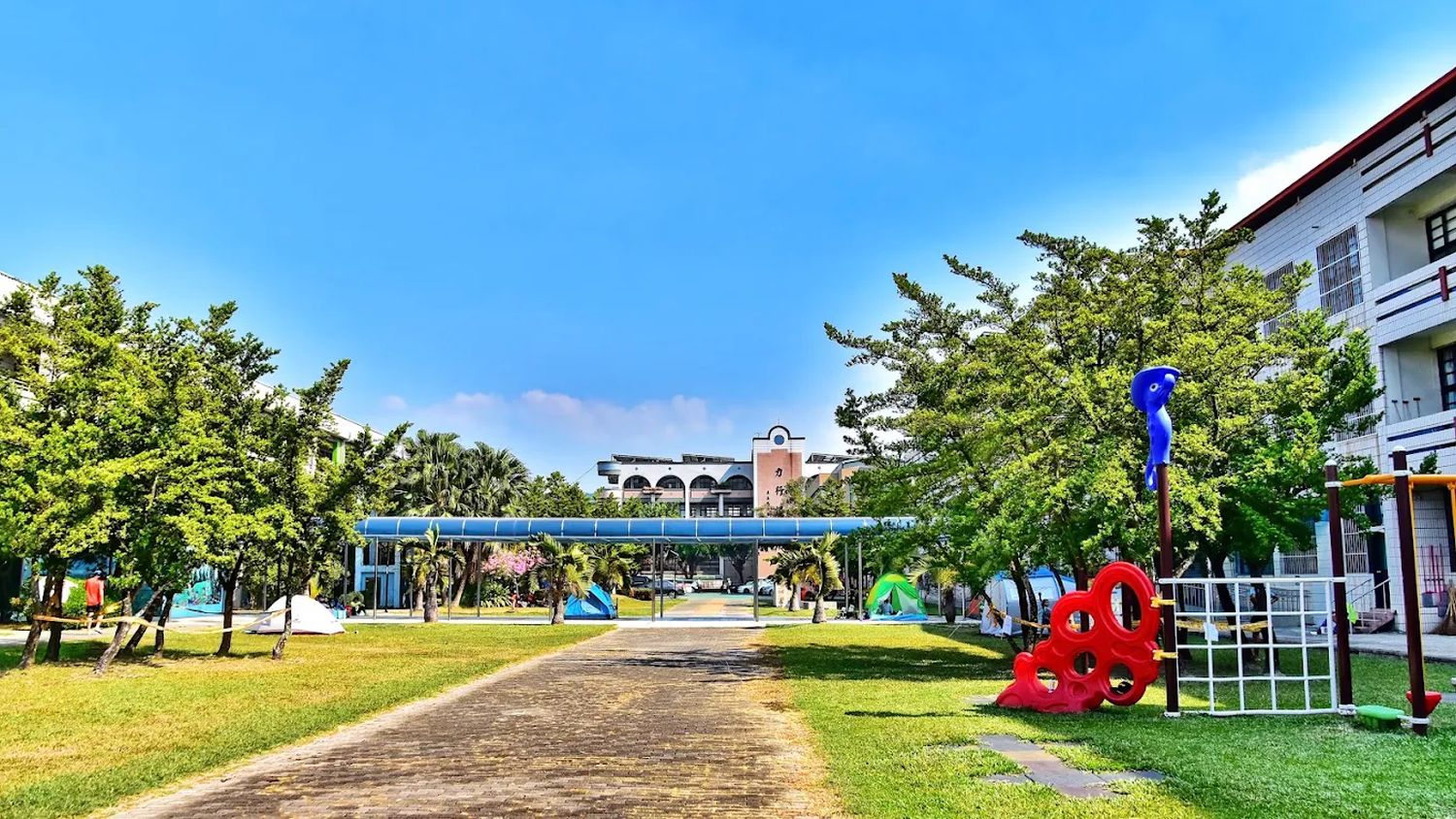 田中國小校園草坪與力行樓
