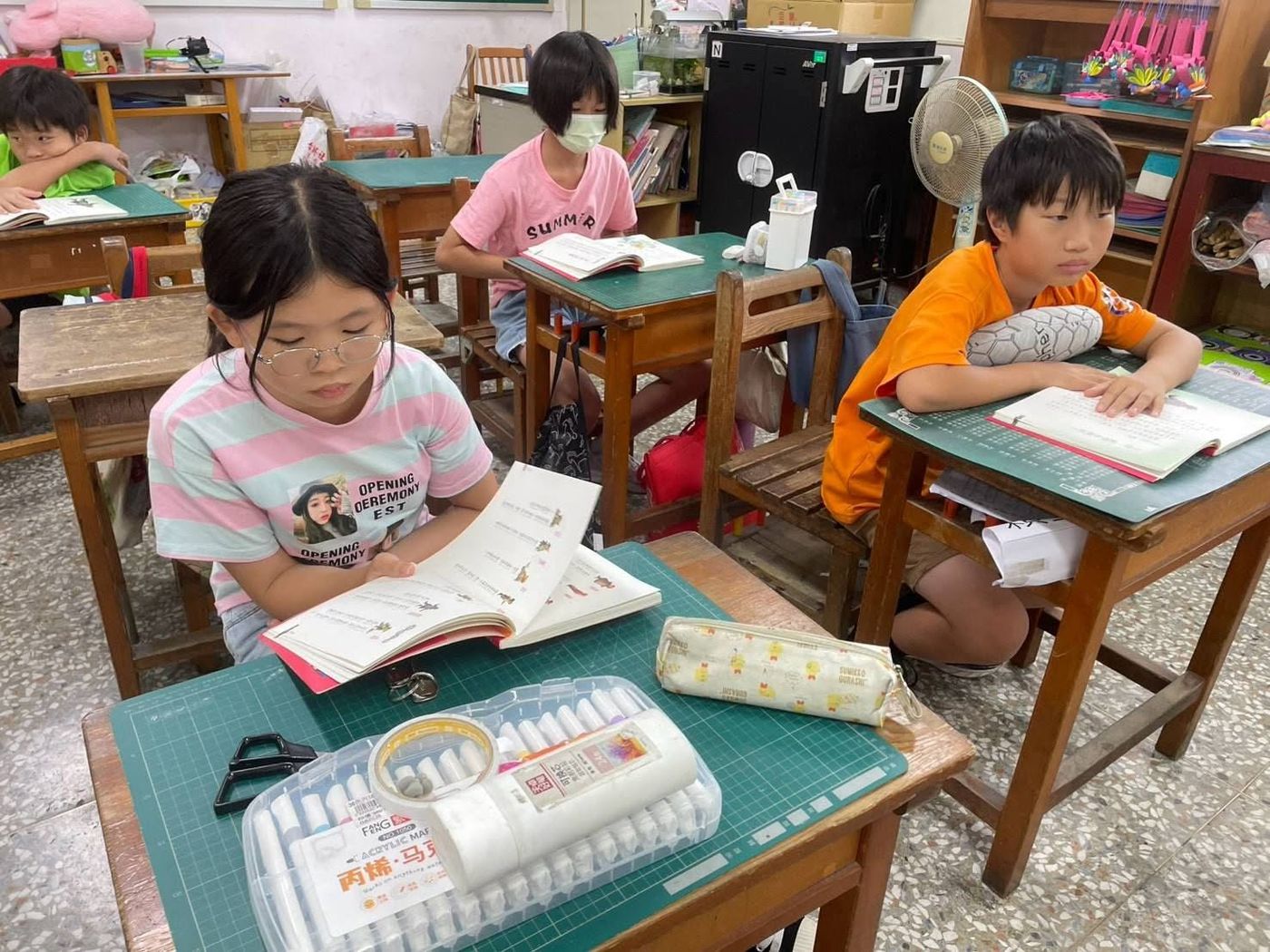 村上國小暑期營學生專注進行數位閱讀學習