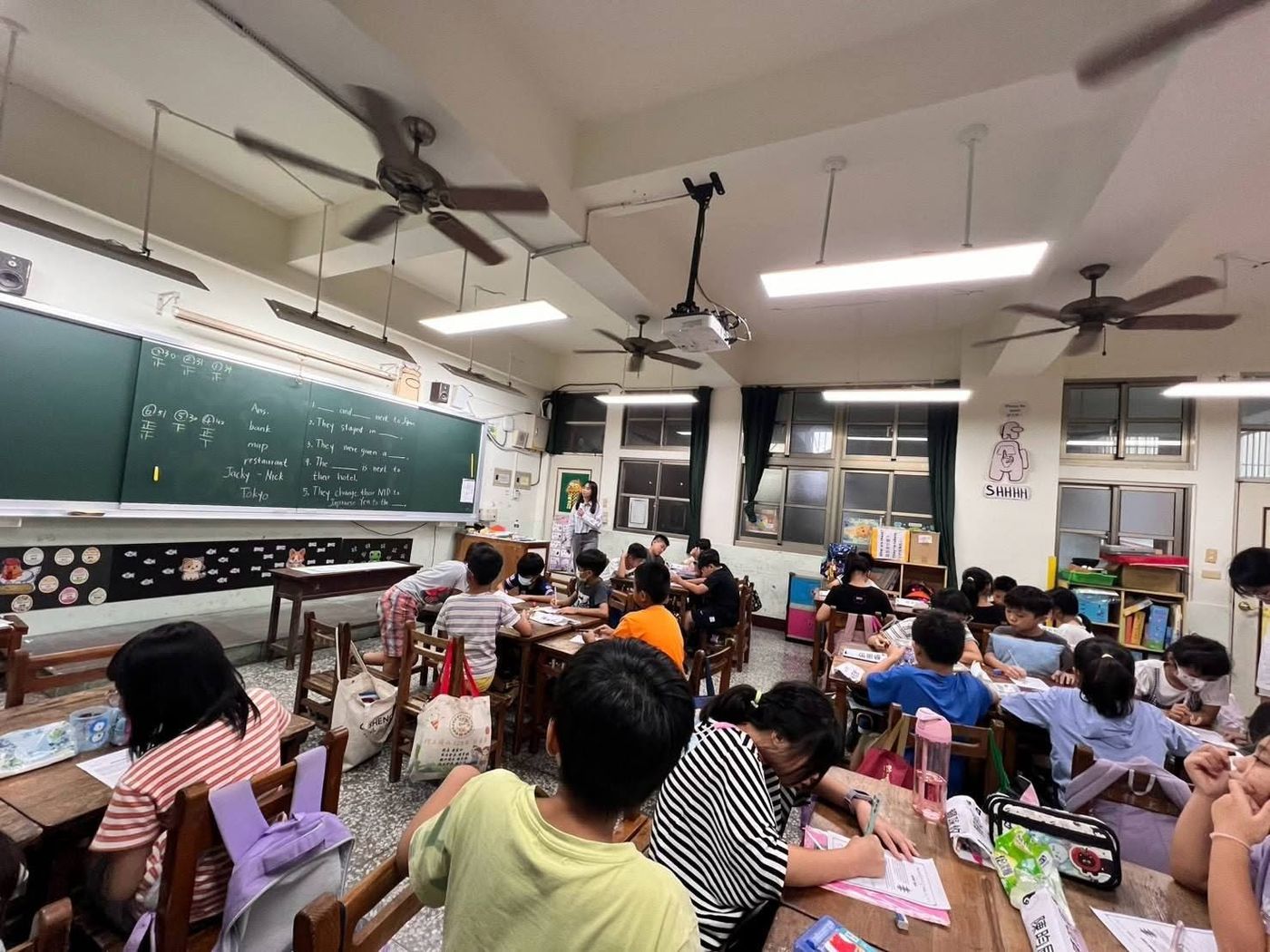 村上國小暑期營學生於教室內專心上英語課