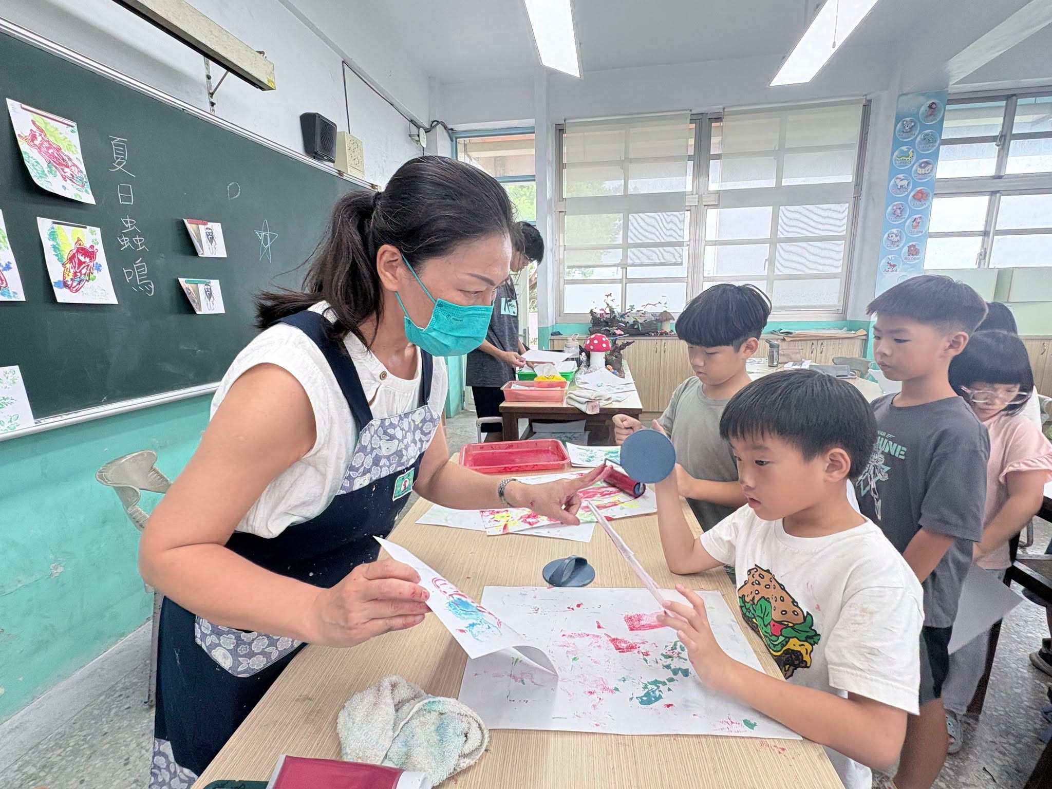 楊淑青老師指導學生進行昆蟲版畫創作