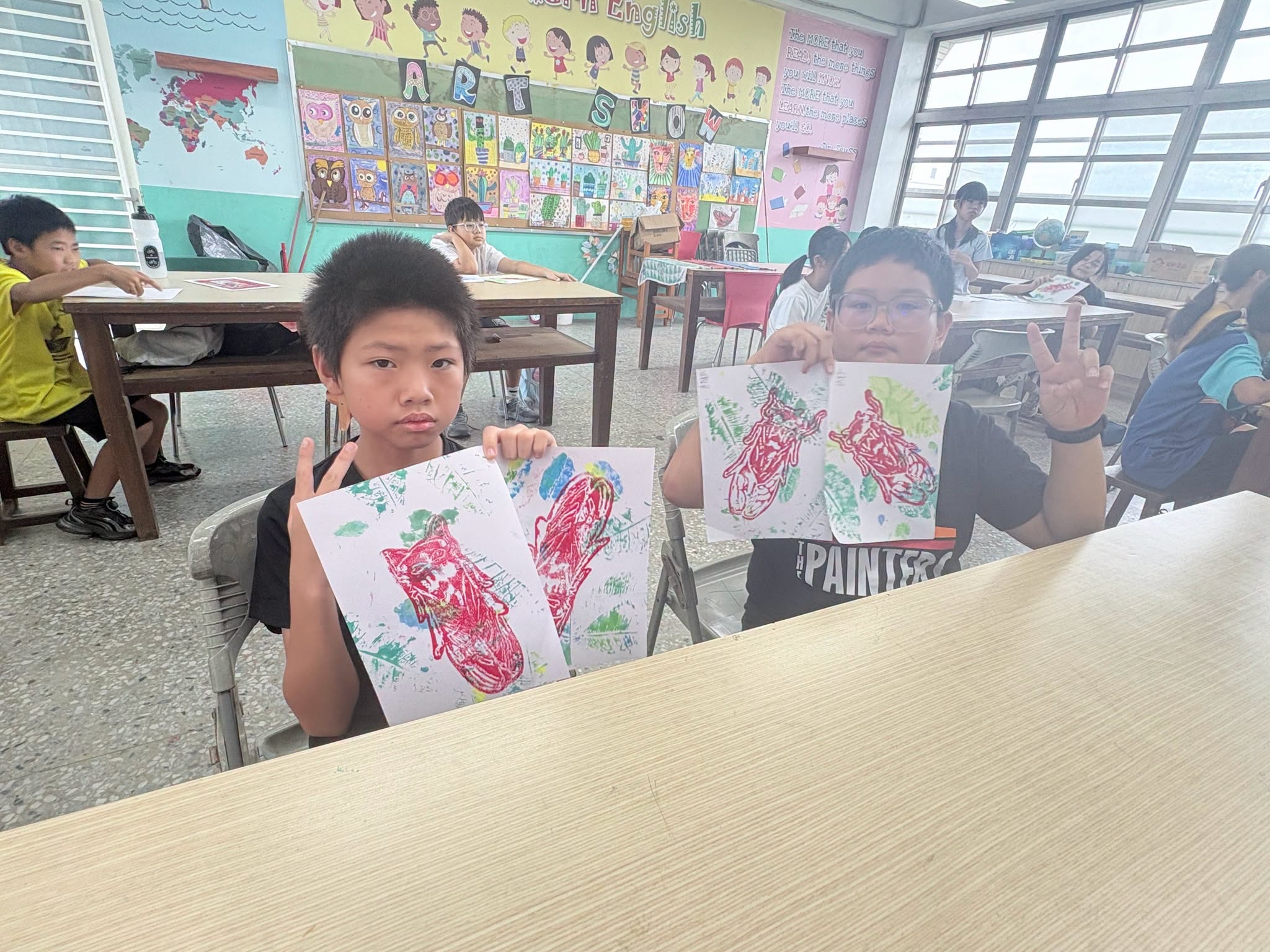 學生展示昆蟲版畫作品