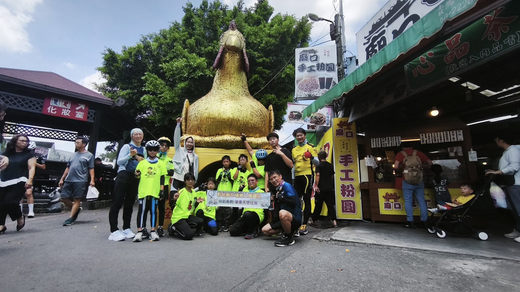 孩子們在水社碼頭吹奏陶笛