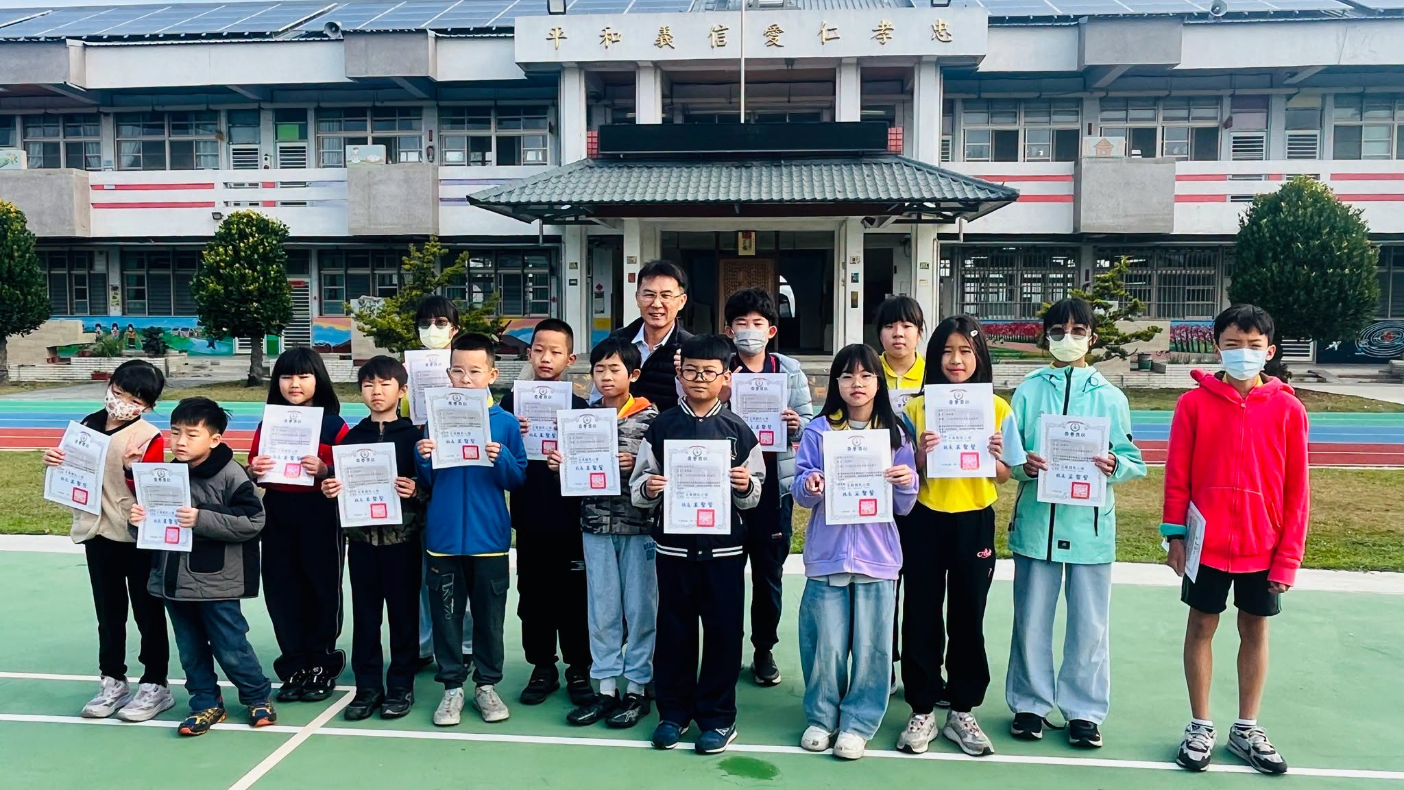 王聖賢校長與學生們