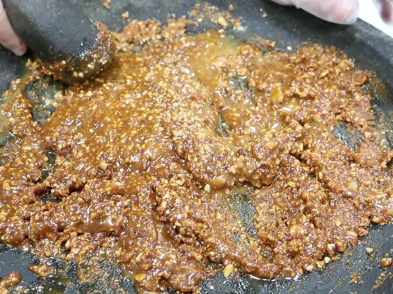 磨碎；搗碎（grind）——萬來國小實拍