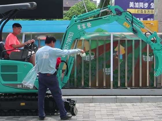 怪手；挖土機（excavator）——萬來國小實拍