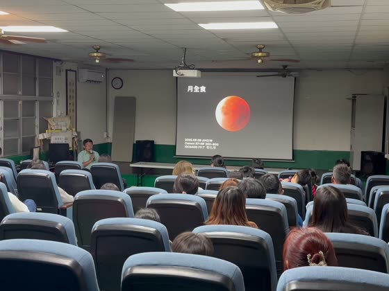 月食（lunar eclipse）——萬來國小實拍