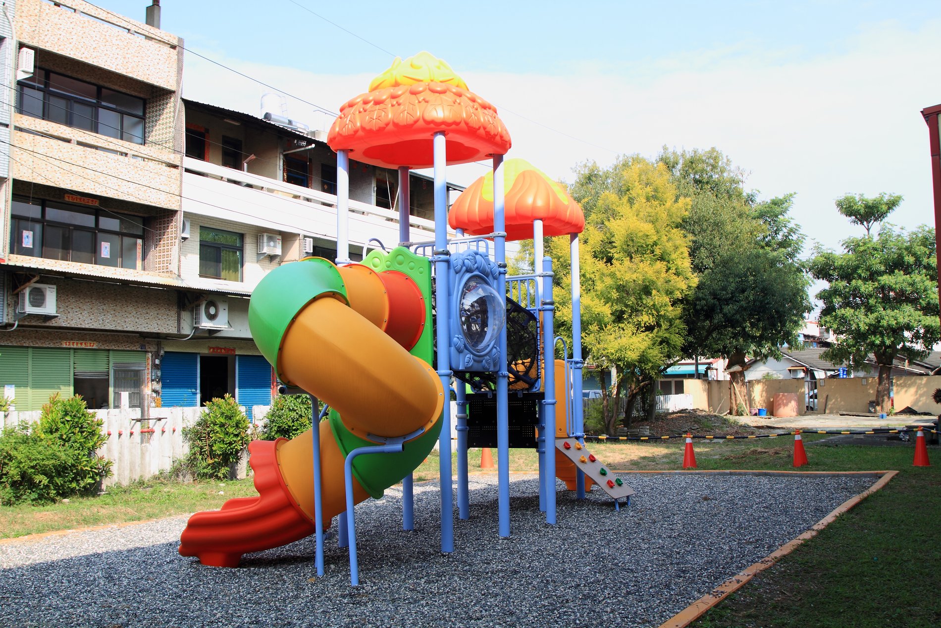 Colorful playground at Wanlai Elementary School · 萬來國小遊戲場