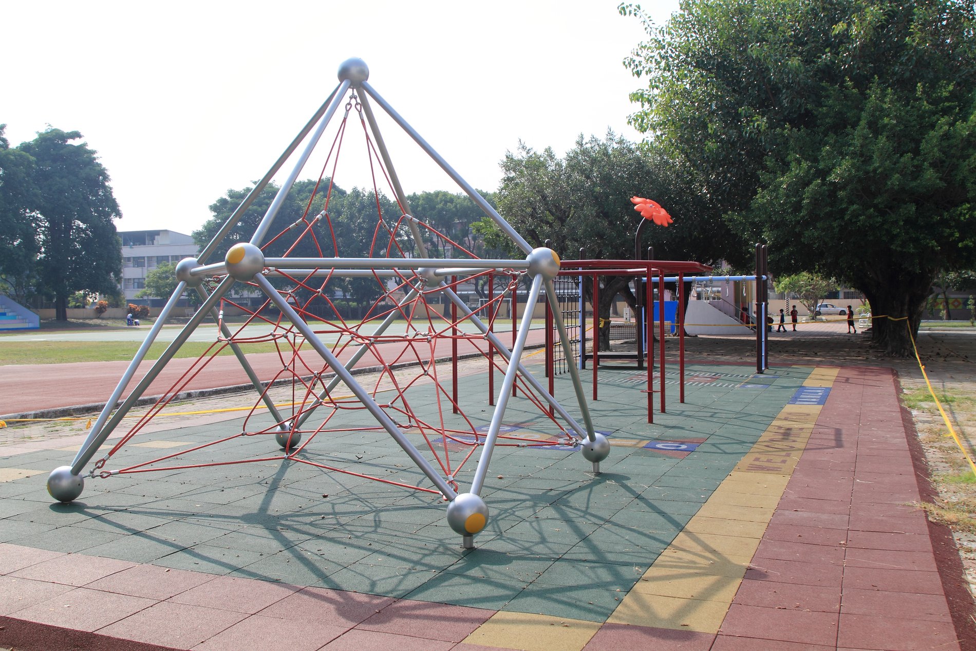 Open campus and climbing playground at Wanlai Elementary School · 萬來國小校園遊戲場