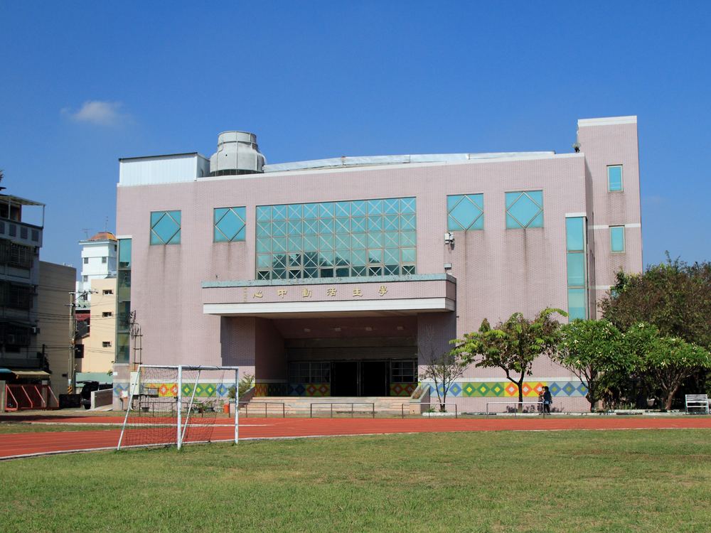 萬來國小學生活動中心與操場