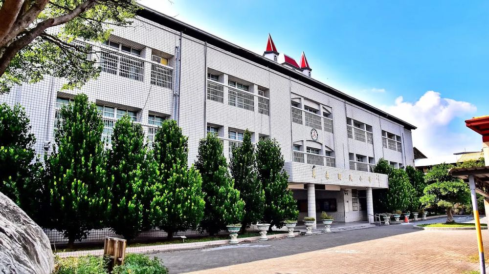 萬來國小校舍與紅色尖塔屋頂