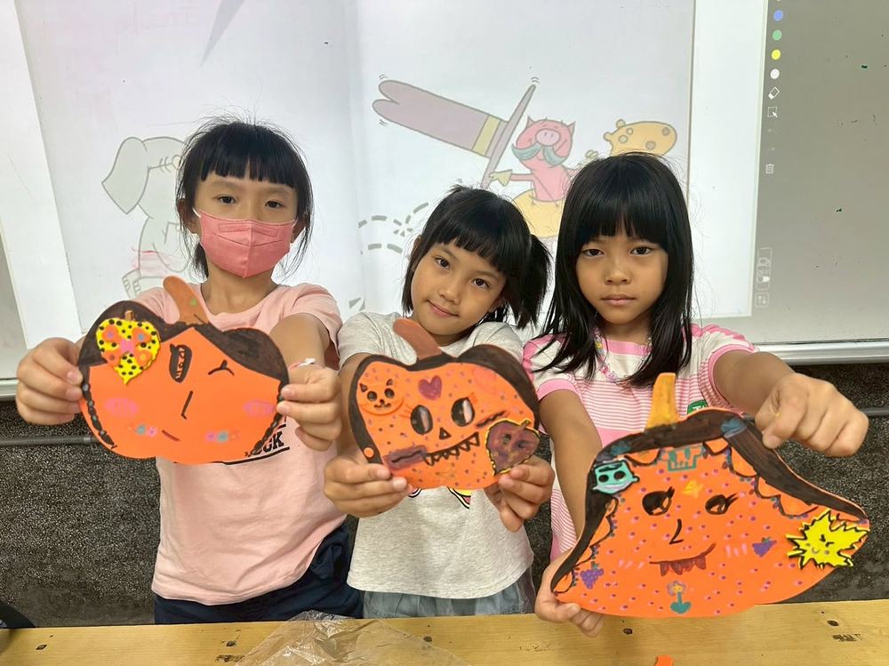 萬來學生展示自己做的面具