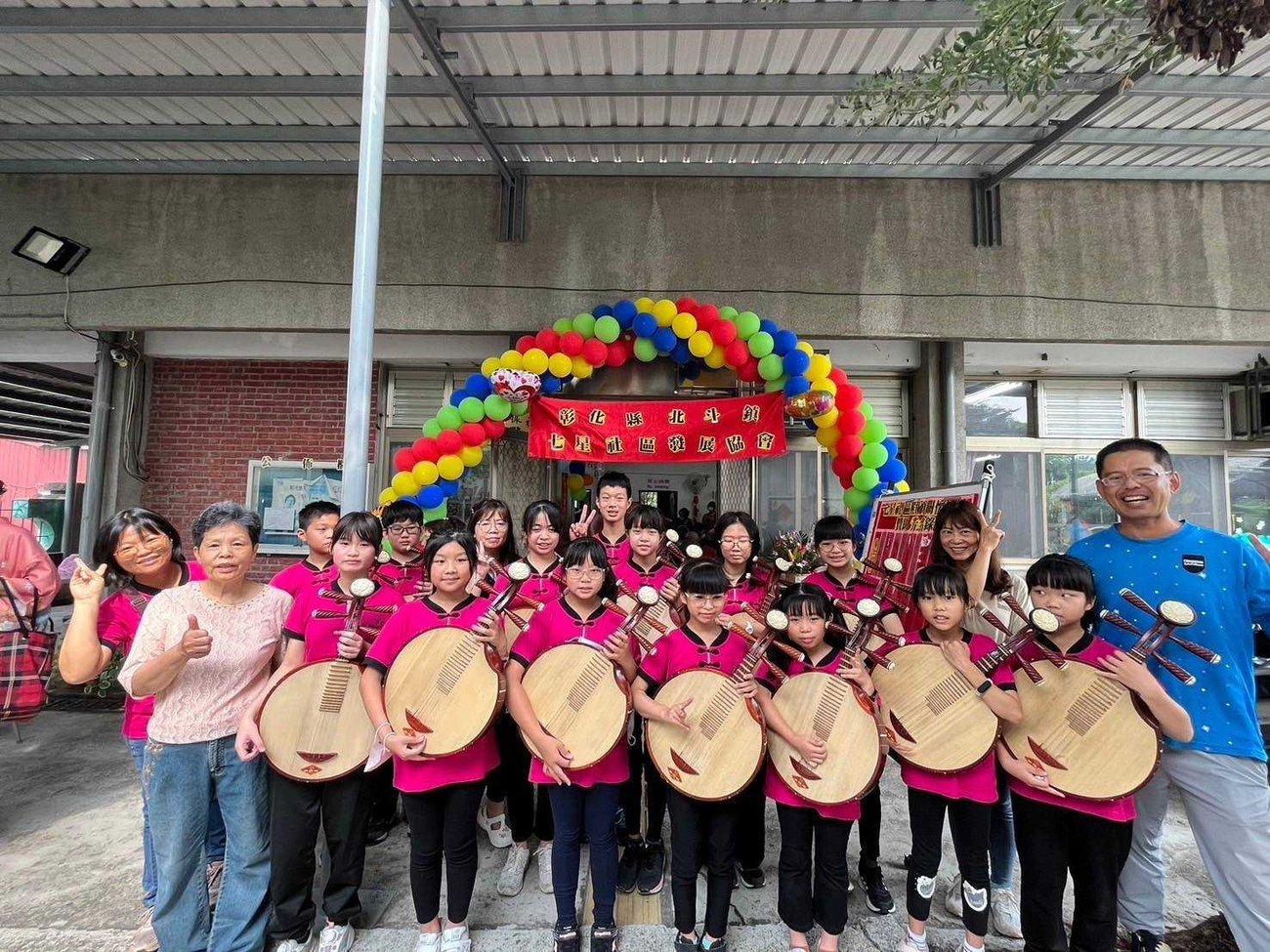 Wanlai moon-lute club performing in the community · 萬來月琴社團社區展演