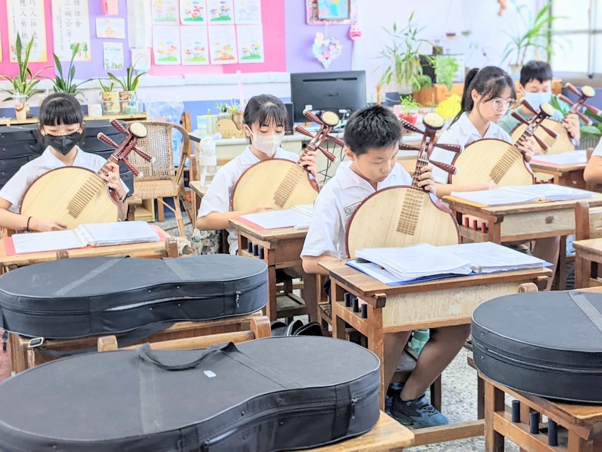 Wanlai students practicing the moon lute in class · 萬來國小學生在課堂上練習月琴