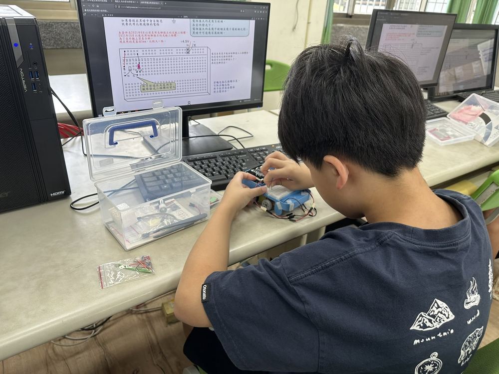 萬來學生在電腦教室寫程式