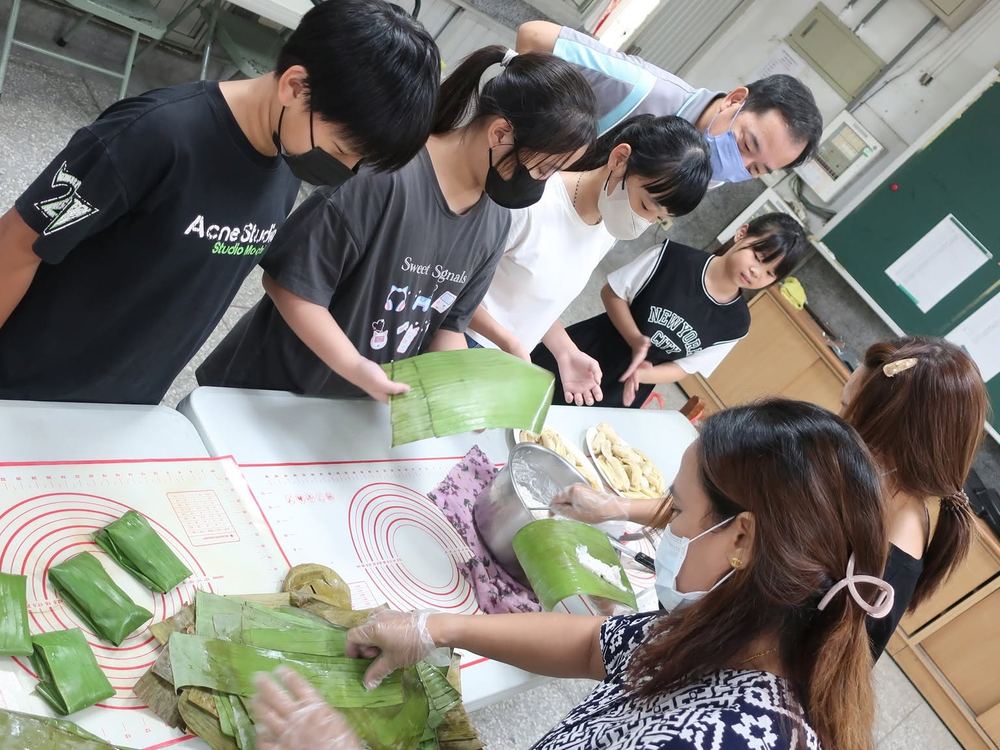 萬來學生在老師與家長協助下包米食