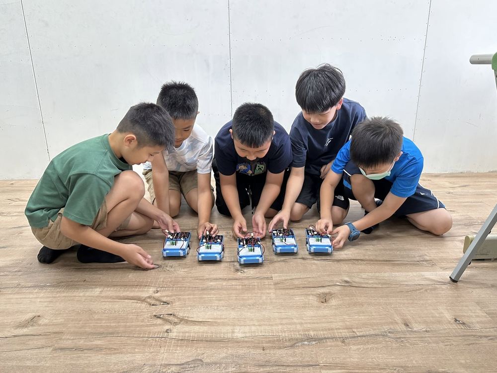 萬來學生操作程式機器人車