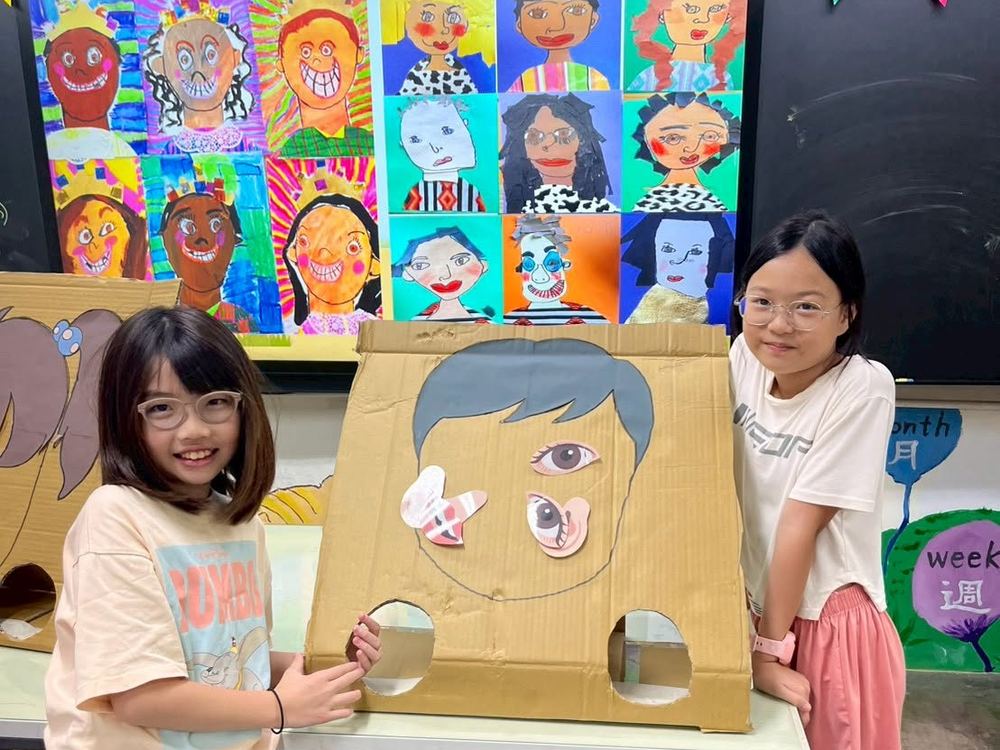 萬來學生展示自己的自畫像作品
