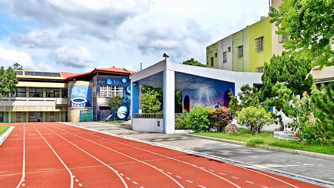 Wansing Elementary's 3D galaxy mural along the outdoor corridor · 萬興國小 3D 銀河彩繪牆