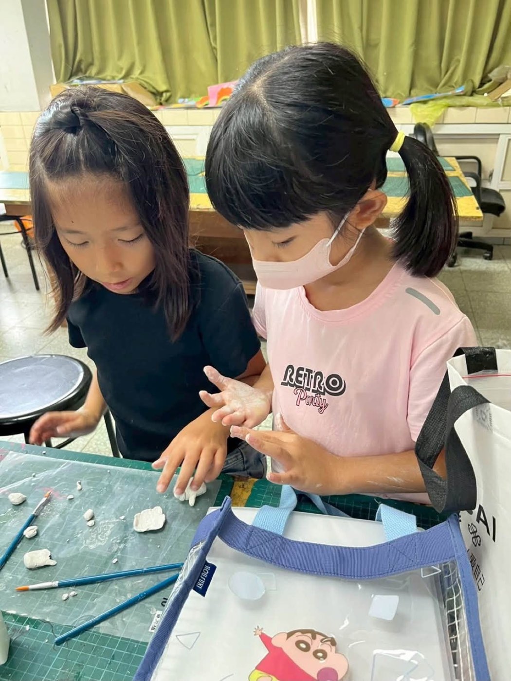 學生動手捏塑黏土作品