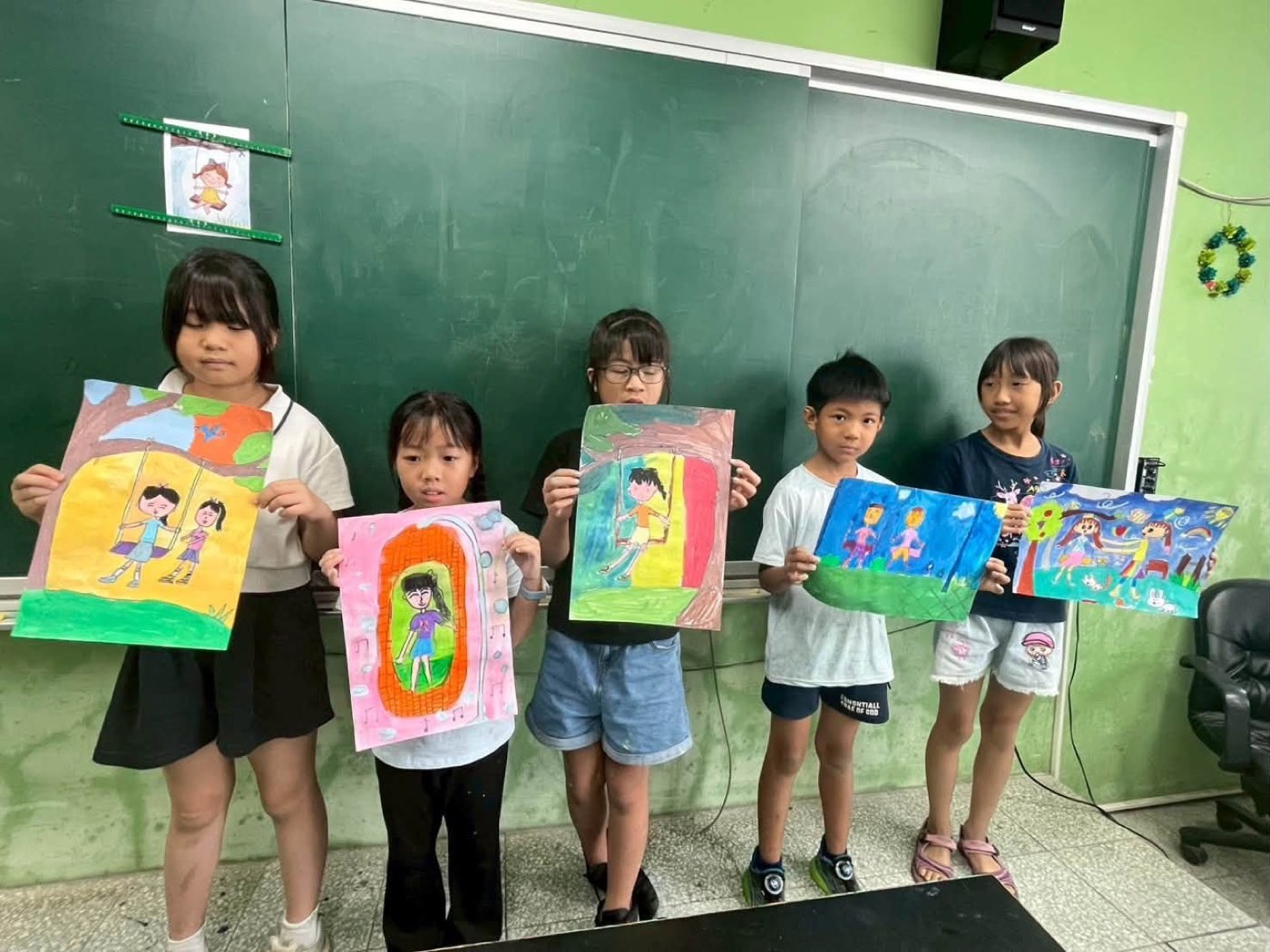學生展示動靜分明的畫作