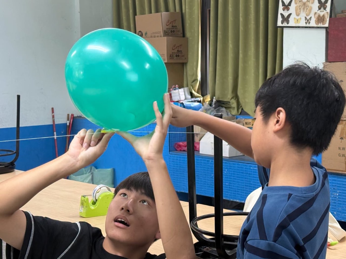 學生進行氣球科學實驗