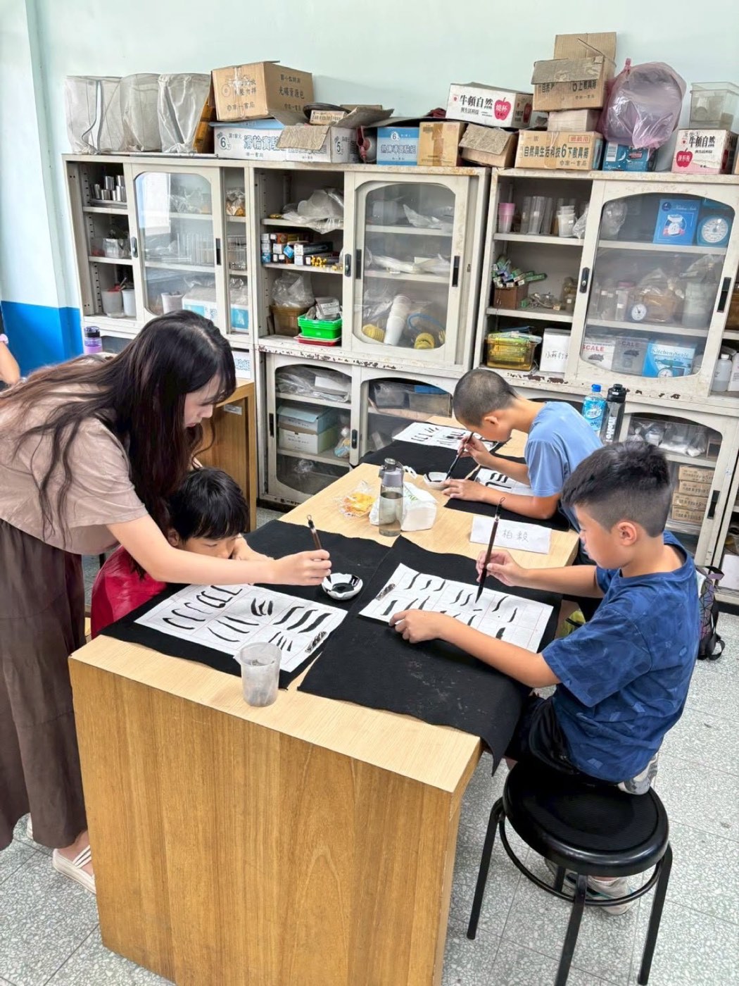 學生練習書法藝術