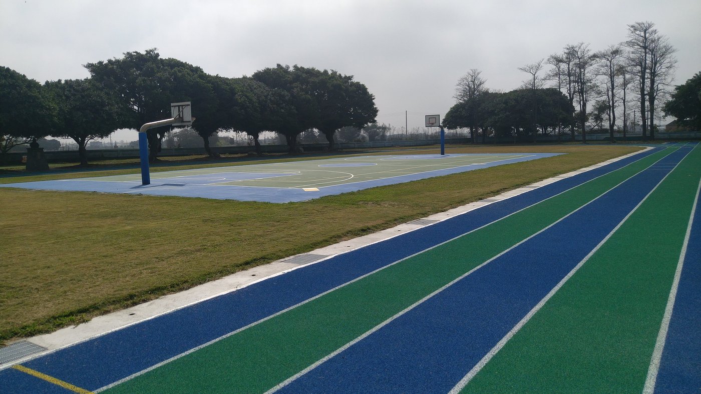 Wenchang Elementary School blue and green running track with basketball court