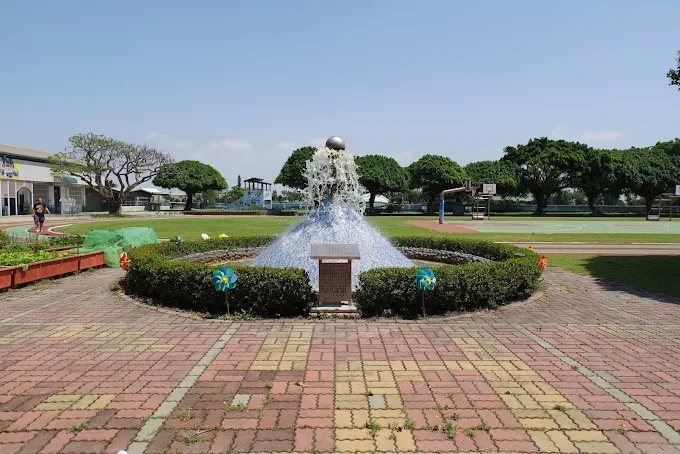 Wenchang Elementary School courtyard with mosaic blue fountain in the centre
